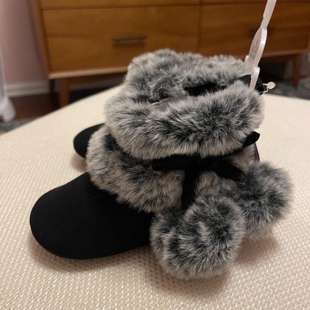 NWT Rising Star Black/Grey Fur Boots 9-12 Months